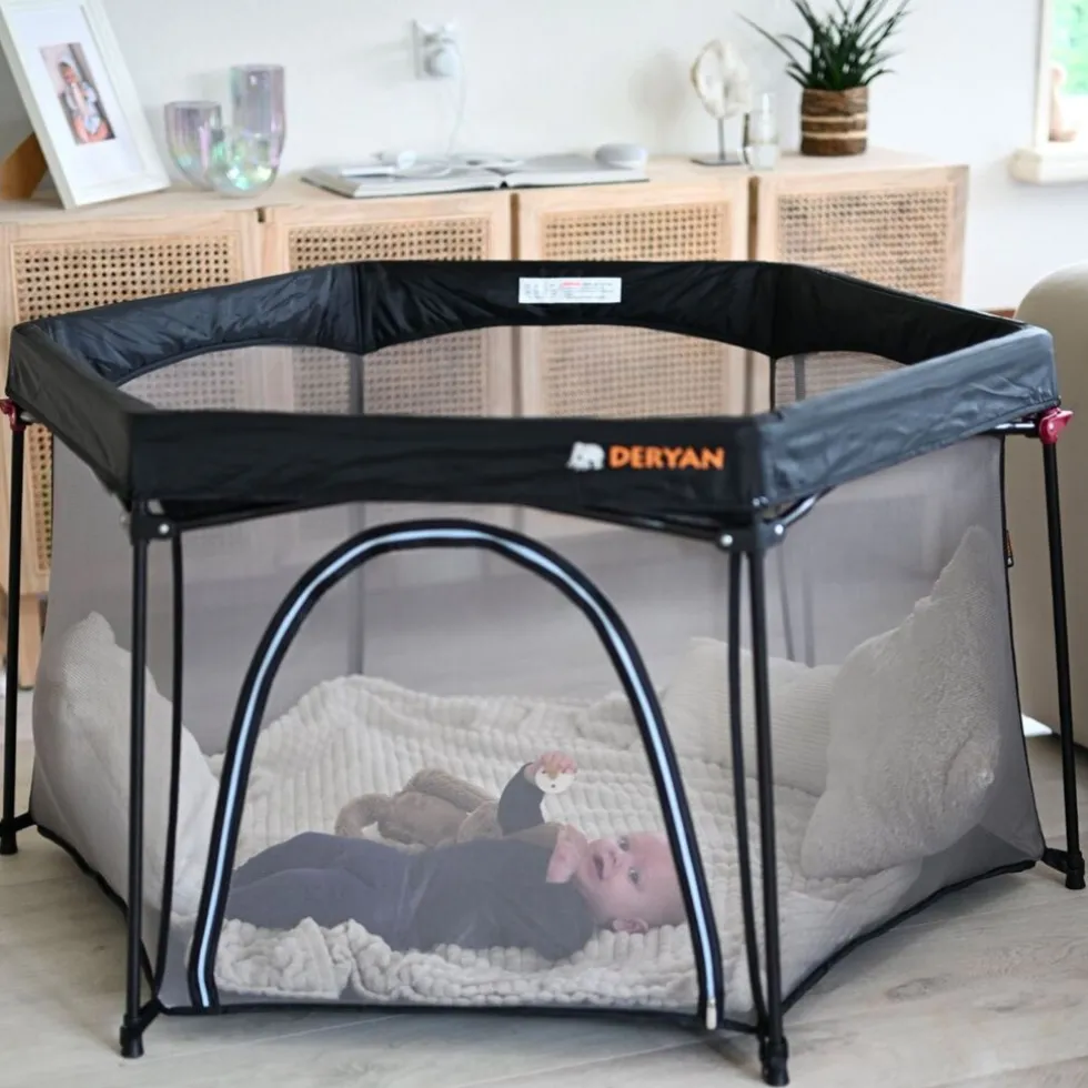 deryan-draagbare-kinderbox-zwa-ogtqBLYw-2.webp Outlet Mooiys Deryan Draagbare Kinderbox Zwart Vaste Matrasbodem Reisbox Campingbedje