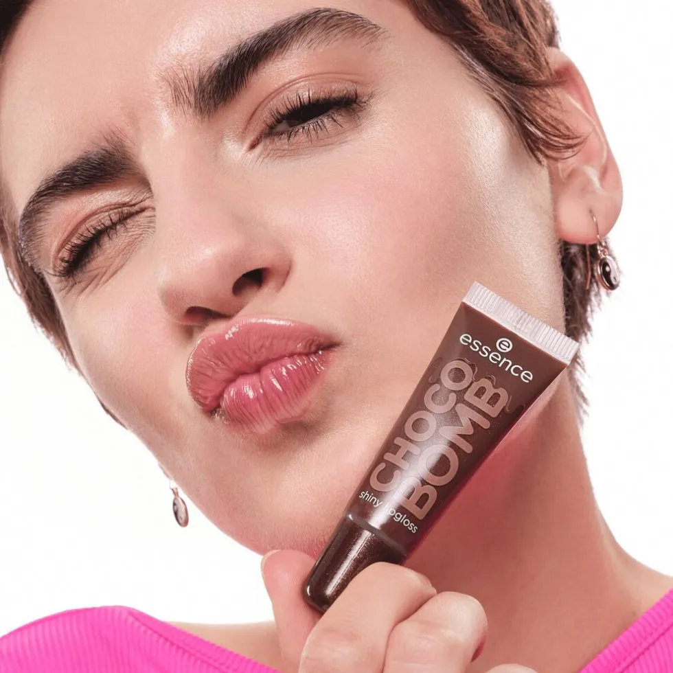 essence-choco-bomb-01-chocohol-JwQPRQMY-2.webp New Essence Choco Bomb 01 Chocoholic! Shiny Lipgloss